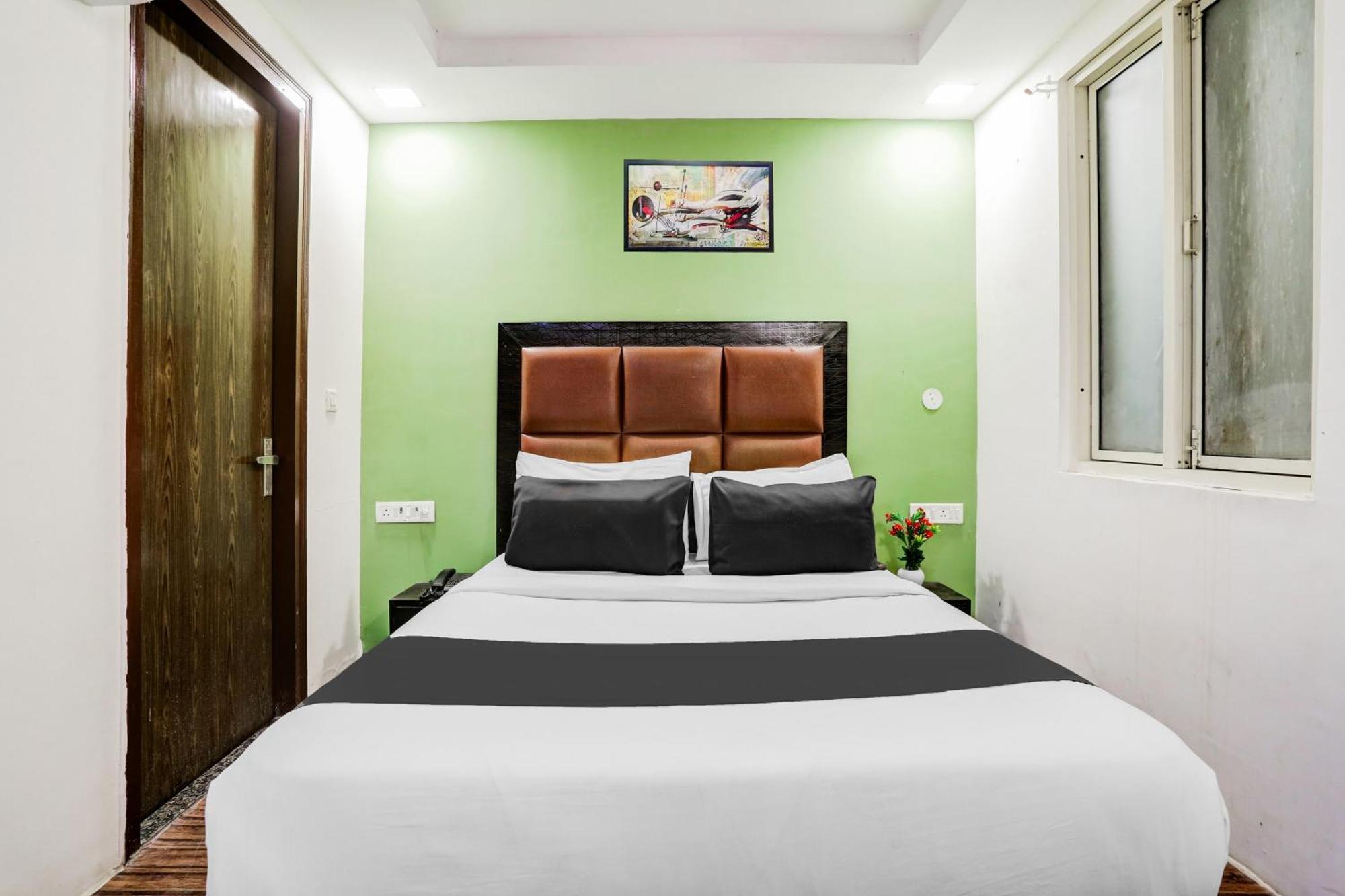 Super Hotel O Rohini Sector 20 Formerly Yellow Saffron Delhi  Exterior photo