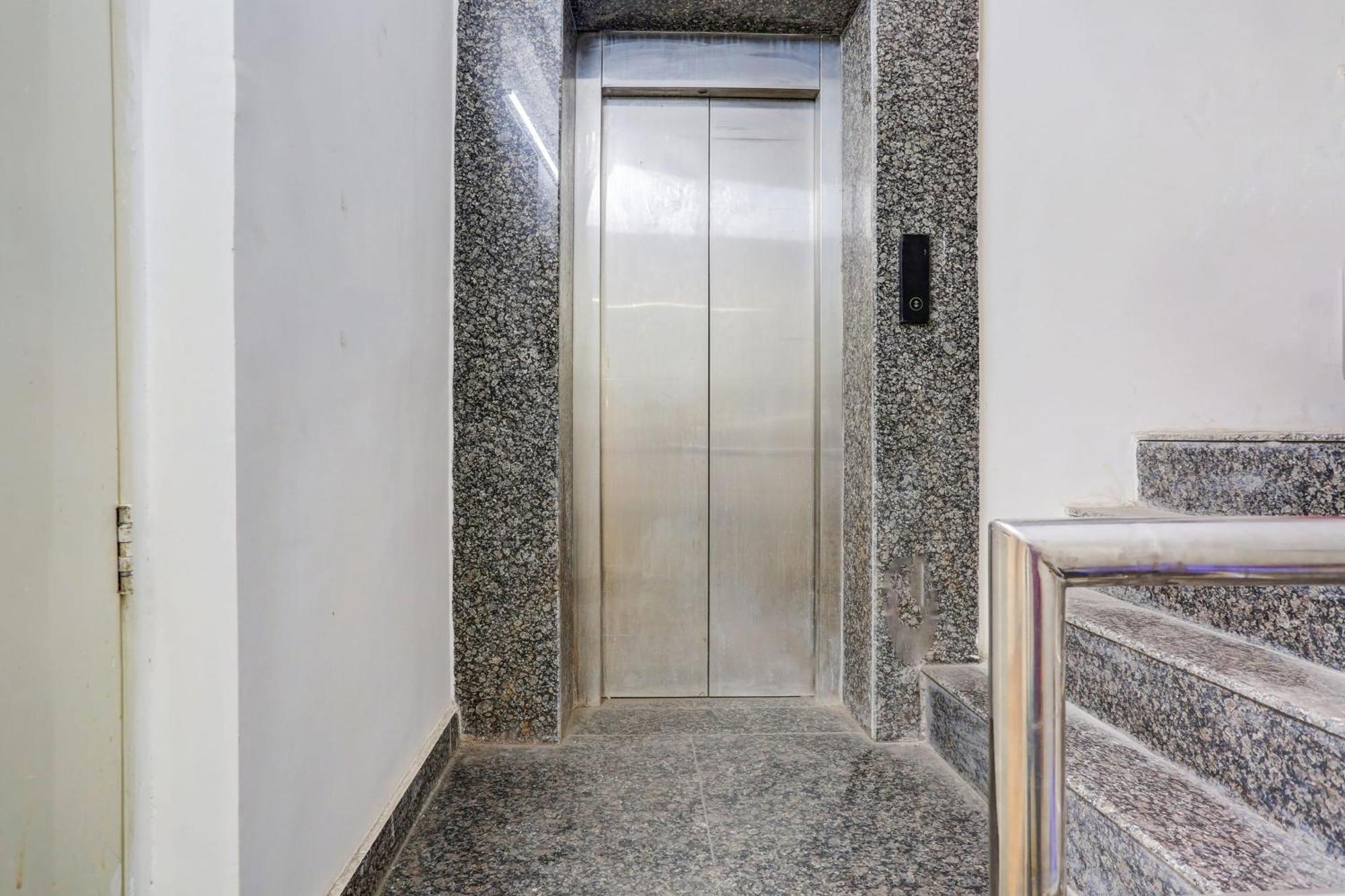 Super Hotel O Rohini Sector 20 Formerly Yellow Saffron Delhi  Exterior photo